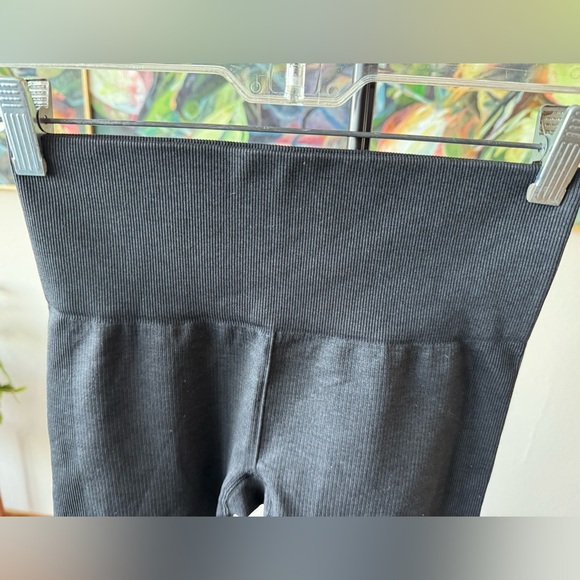 Lululemon Seamlessly Street Crop Heathered Black. Size 6 based on measurements. - Picture 8 of 12